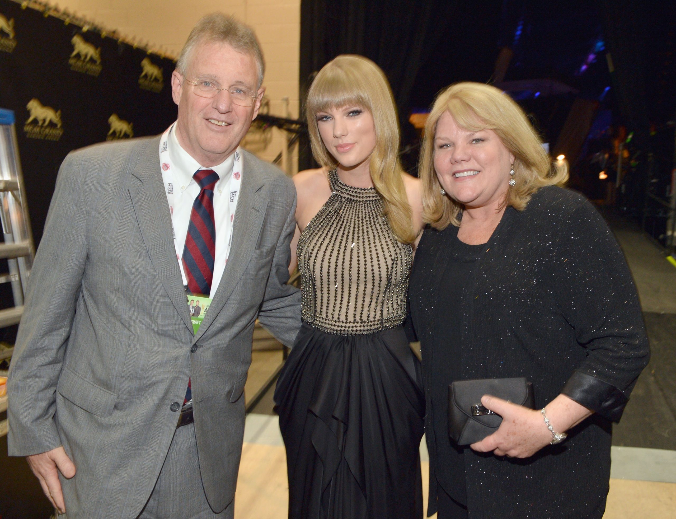 Taylor Swift con sus padres, Scott y Andrea, en 2013