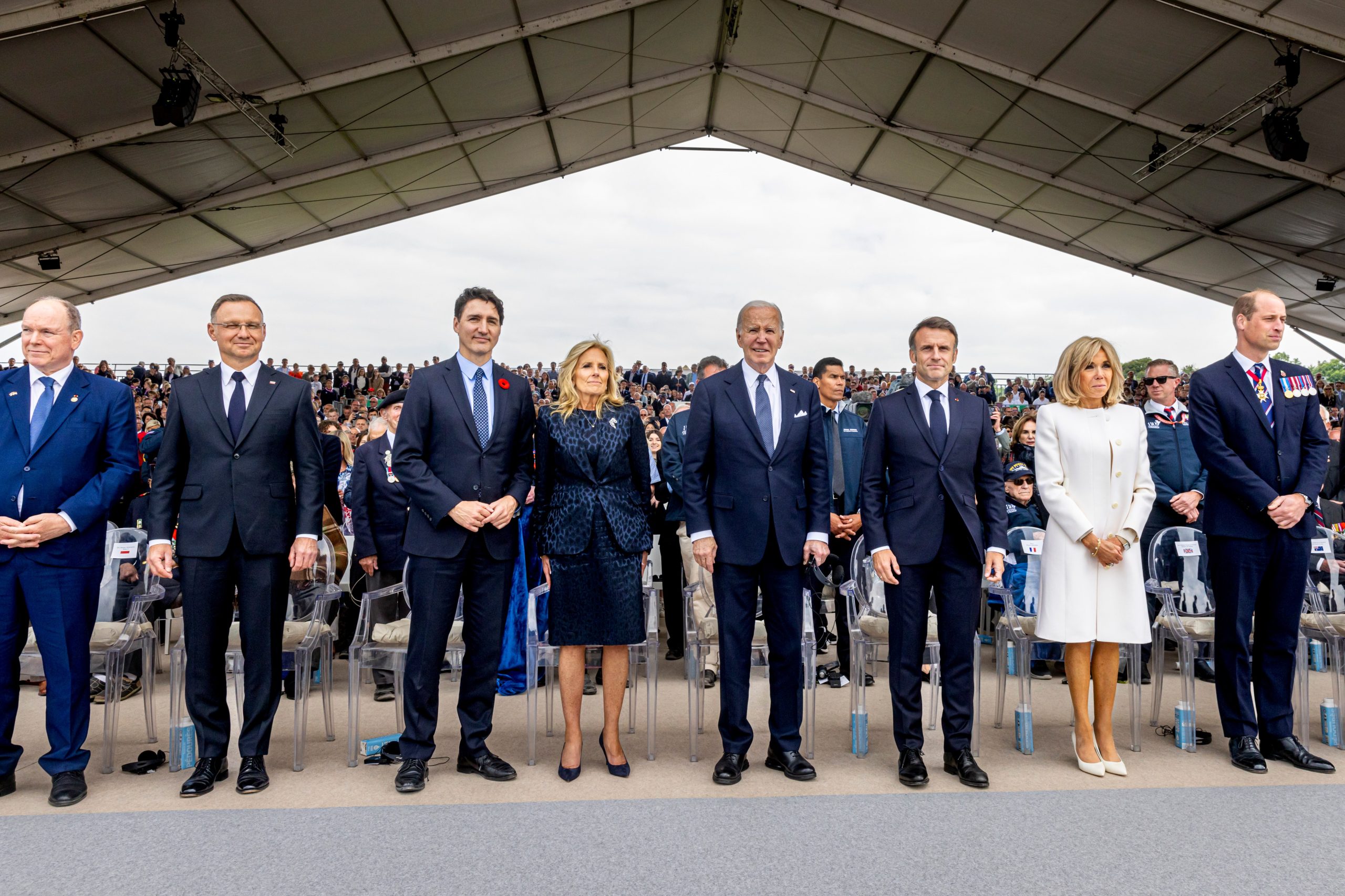 William sustituyó a su padre en la ceremonia internacional del aniversario del Día D, junto a Justin Trudeau, primer ministro de Canadá, a la izquierda, Joe Biden, presidente de Estados Unidos, y Emmanuel Macron, presidente de Francia