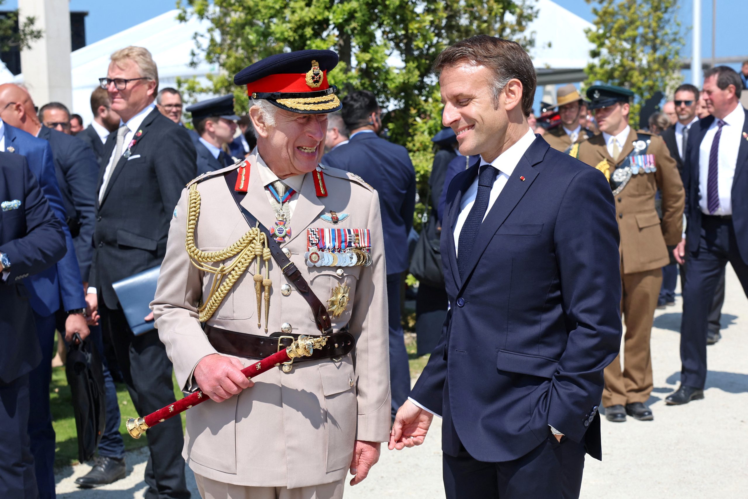 Carlos con Macron en el Memorial Normando Británico el 6 de junio