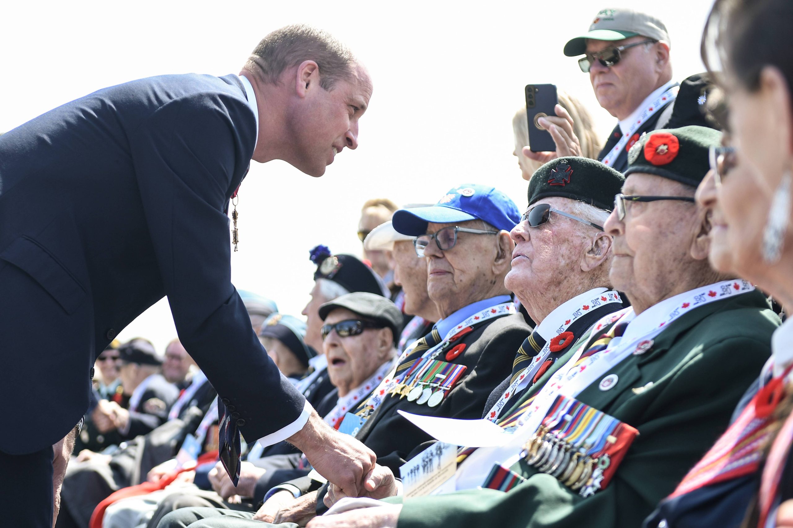 William saludó a los veteranos en los eventos conmemorativos el 6 de junio