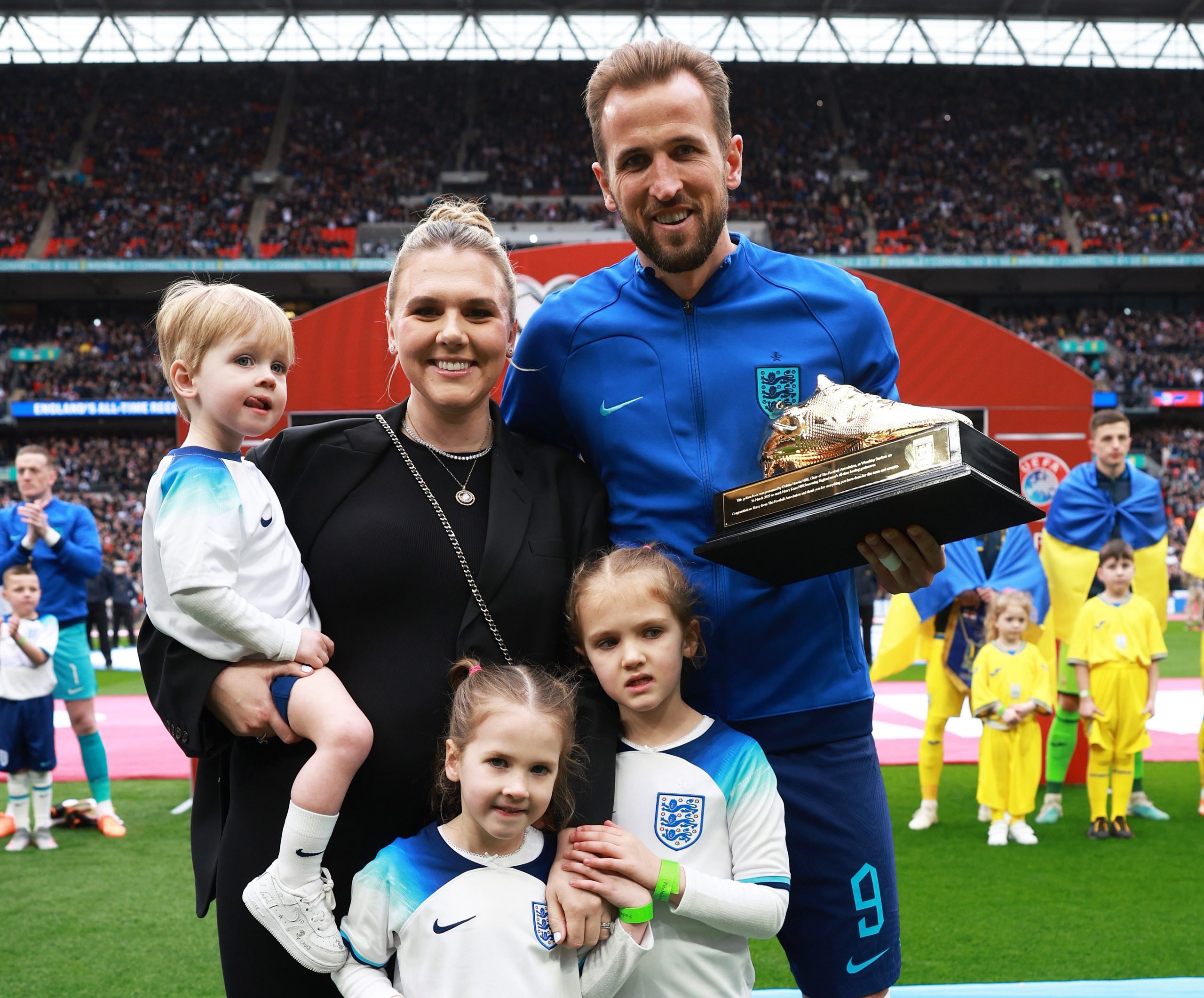 Conoce a los Kanes: Kate y Harry con Ivy, en el centro derecha, Vivienne y Louis en Wembley el año pasado