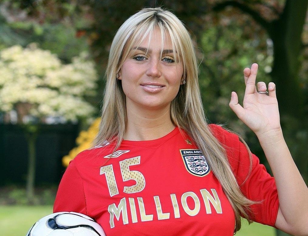 Alex Curran, futura esposa de Steven Gerrard, promociona un sorteo de lotería antes de la Copa Mundial de 2006