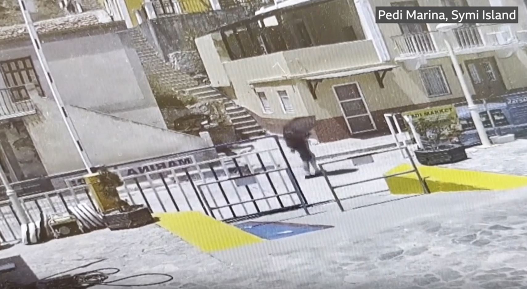 Un video de una cámara de seguridad parece mostrar a Mosley en el pueblo de Pedi el miércoles