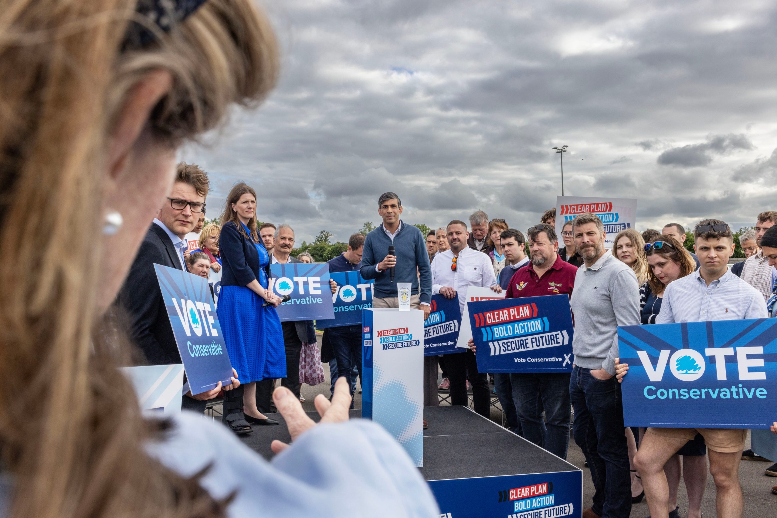 Rishi Sunak en Melksham, Wiltshire, mientras hace campaña en apoyo de Michelle Donelan, quien enfrenta una dura batalla para mantener el escaño