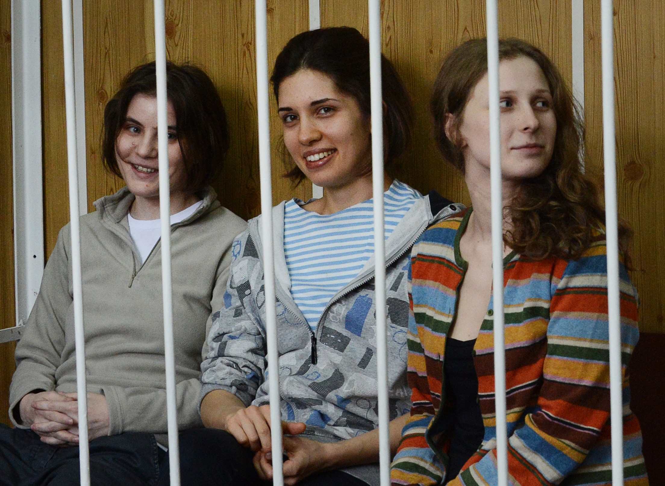 Miembros de Pussy Riot, de izquierda a derecha, Yekaterina Samutsevich, Nadezhda Tolokonnikova y Maria Alyokhina después de su arresto en 2012